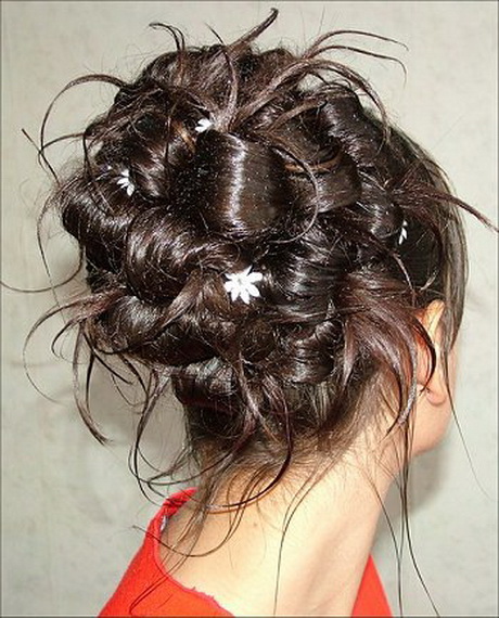 Acconciature capelli medi raccolti