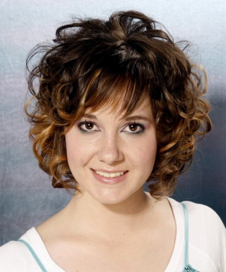 Capelli ricci con frangetta