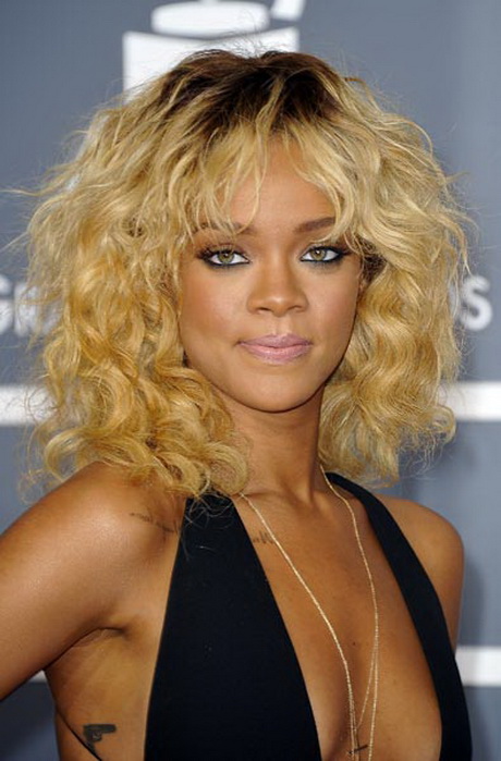 Capelli ricci con frangetta