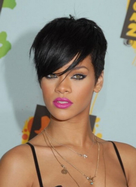 Tagli capelli corti rihanna