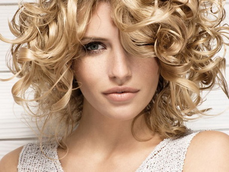 Capelli ricci donna corti