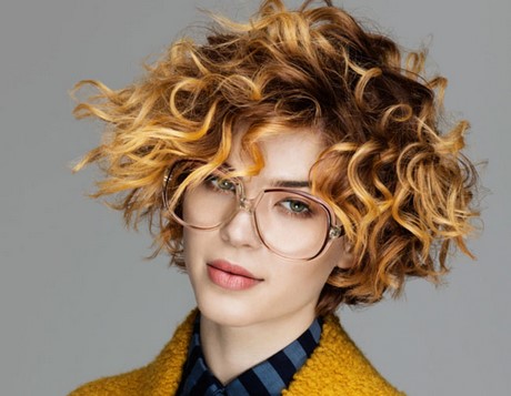 Capelli corti ricci 2017 tendenze