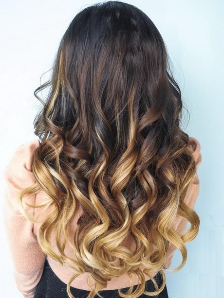 Capelli castani con shatush biondo