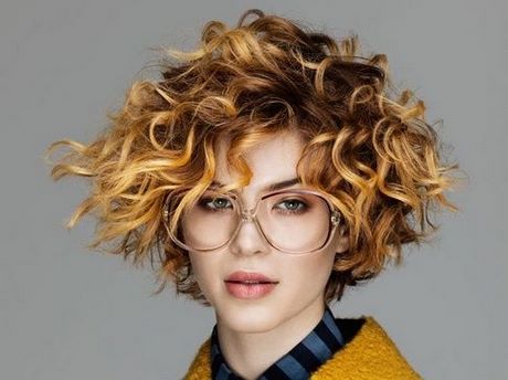 Capelli corti ricci 2019 viso tondo