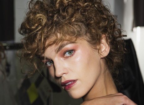 Capelli corti ricci donna 2019