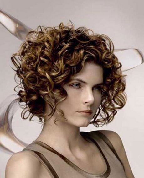 Capelli corti ricci inverno 2019