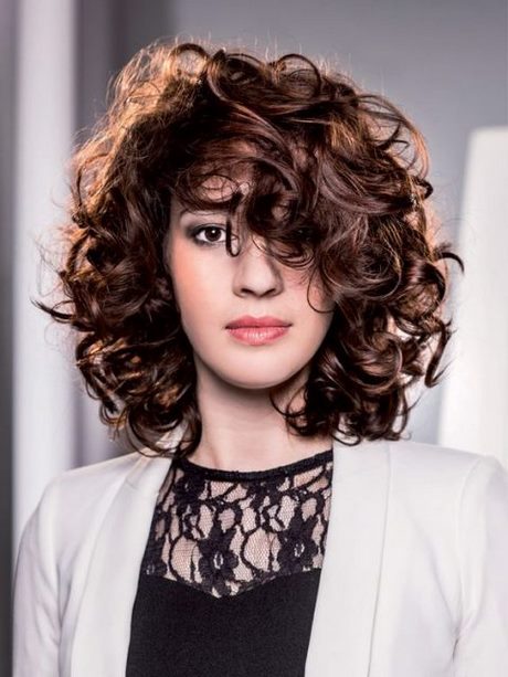 Capelli medi ricci 2019