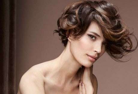 Tagli capelli corti mossi 2019 donne