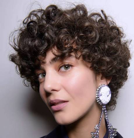 Tagli capelli ricci corti 2019 donne