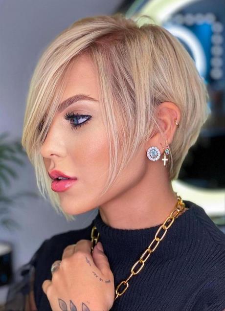 Capelli medio corti 2023 donne