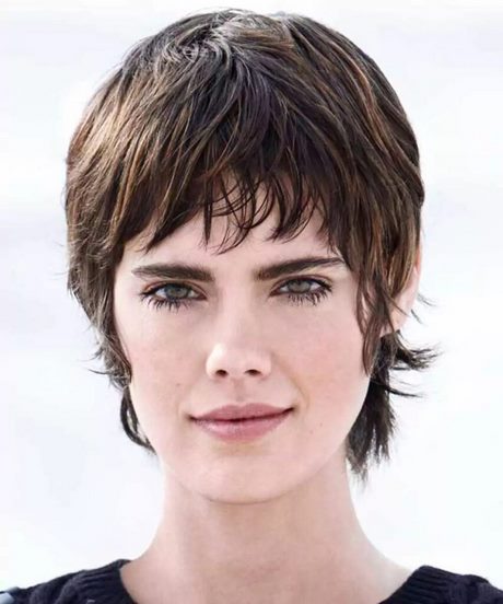 Taglio corto di capelli 2023