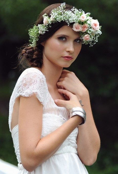 Acconciatura sposa con coroncina e velo