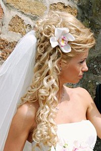 Acconciature capelli ricci matrimonio