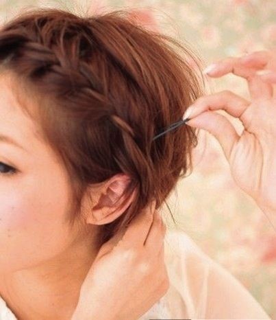 Acconciature con trecce per capelli corti