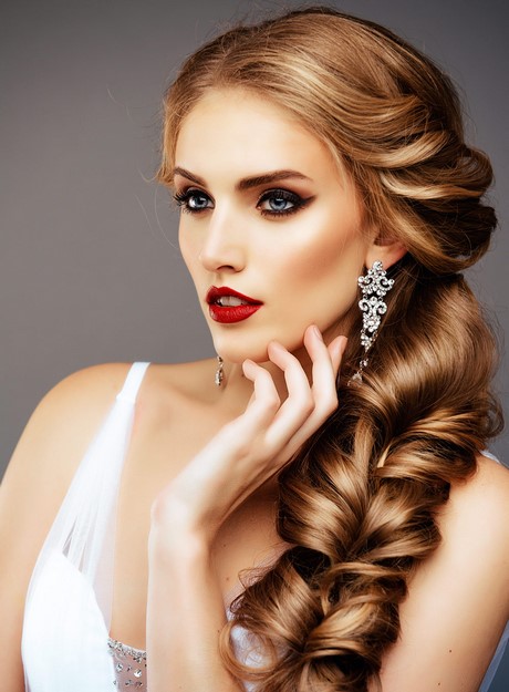 Acconciature sposa capelli corti mossi