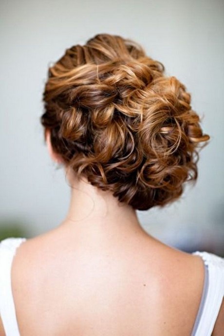 Acconciature sposa capelli ricci naturali