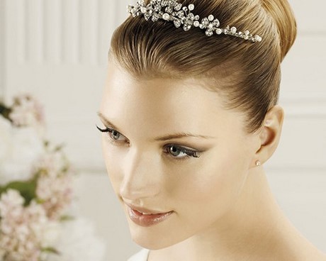 Acconciature sposa con diadema e velo