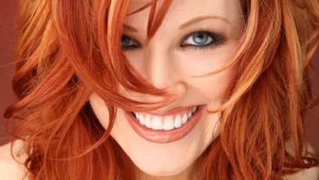 Capelli biondi con meches rosse