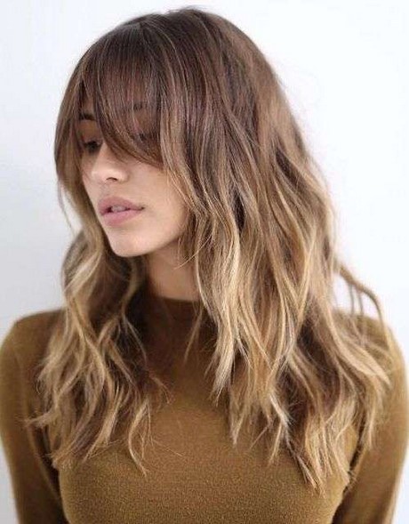 Capelli castani con meches biondo cenere