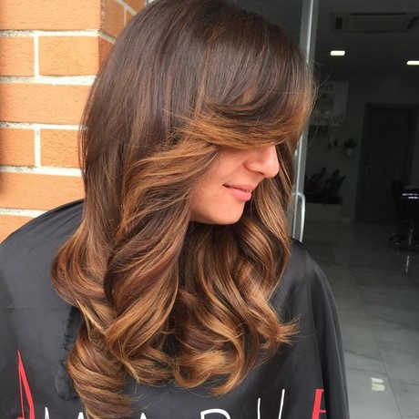 Capelli castani con meches nocciola