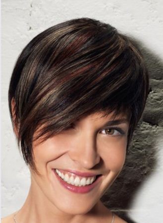 Capelli corti castani con meches bionde