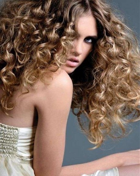 Capelli ricci con meches foto