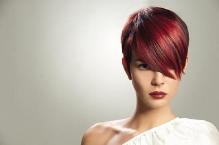 Ciocche rosse su capelli castani