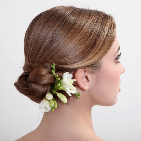 Fiori nei capelli sposa