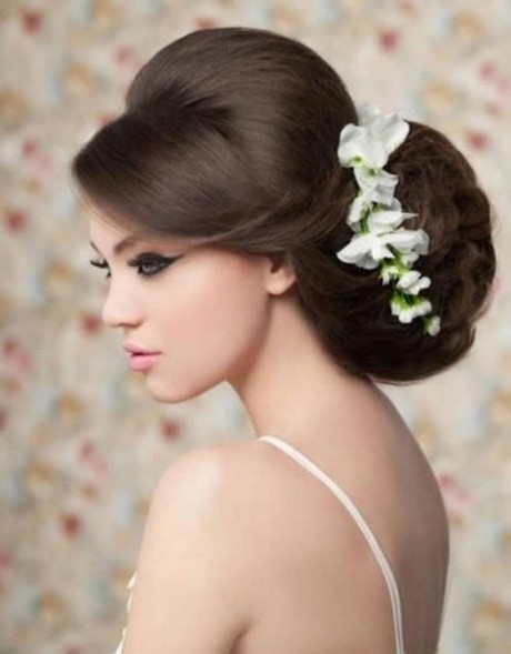 Fiori nei capelli sposa