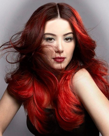 Meches rosse su capelli castano scuro