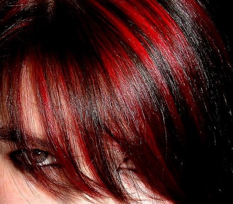 Meches rosse su capelli neri