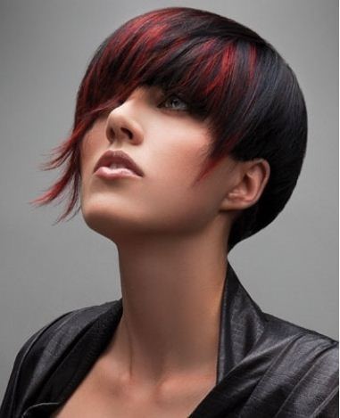 Meches rosse su capelli neri