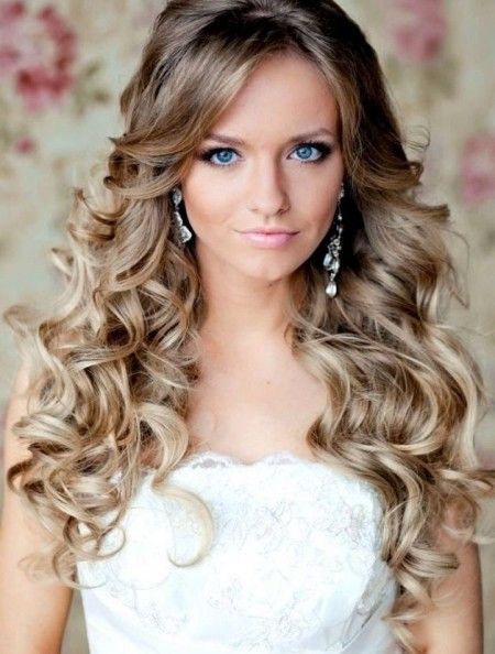 Acconciature capelli ricci sposa 2020