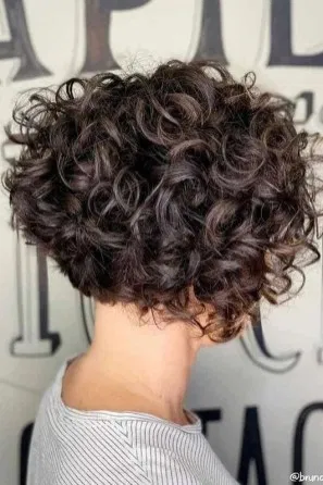 Capelli corti ricci 2020 viso tondo