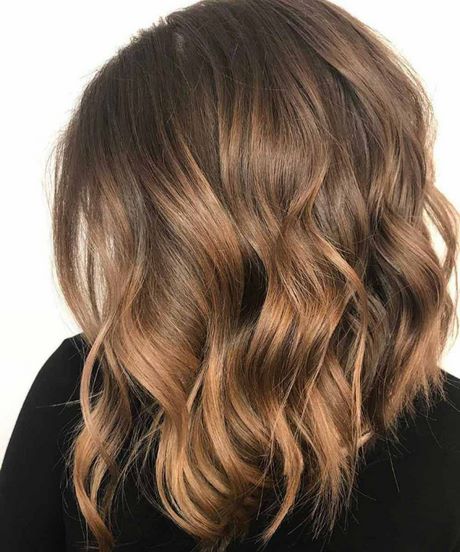 Capelli corti ricci donna 2020