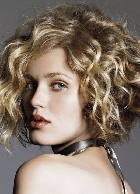 Capelli corti ricci donne 2020