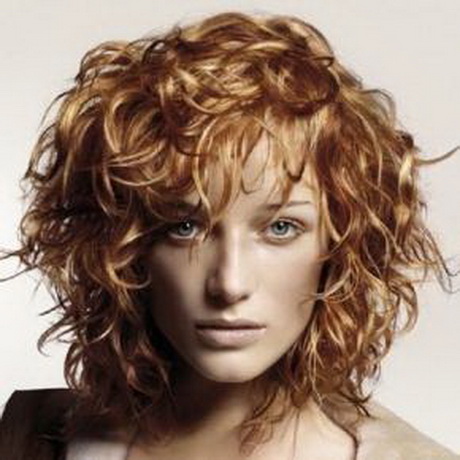 Capelli corti ricci inverno 2016