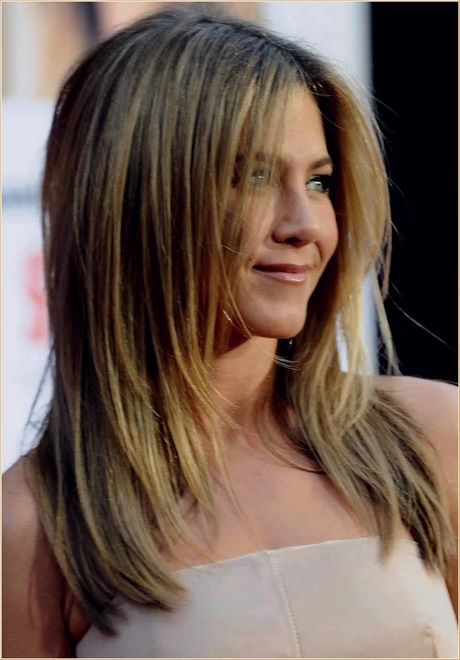 Capelli e permanente Capelli medi scalati lisci