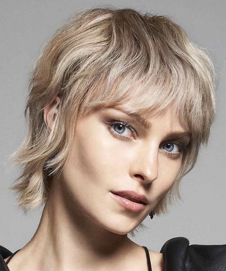 Tagli capelli corti scalati 2022