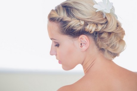 Acconciature capelli medi da sposa