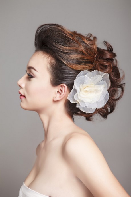 Acconciature capelli medi da sposa