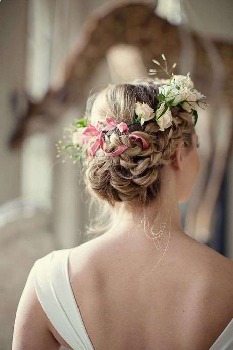 Acconciature da sposa con fiori