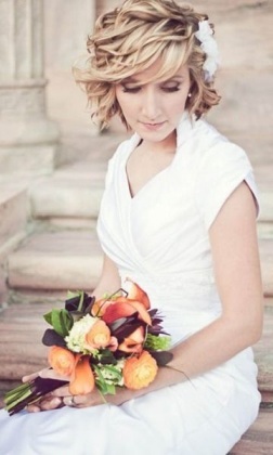 Acconciature sposa capelli corti con fiori