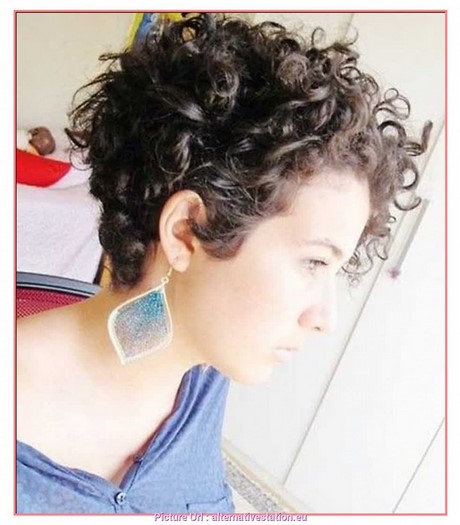 Taglio capelli ricci corti viso lungo
