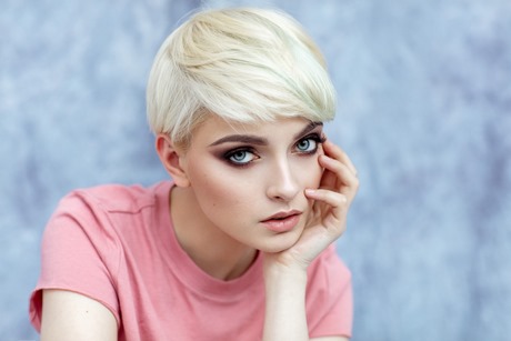 ﻿Taglio corto capelli lisci donna