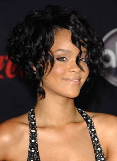 Rihanna capelli corti ricci