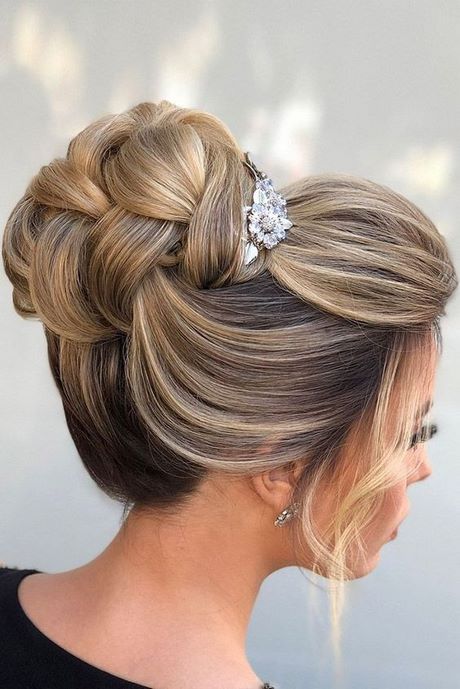 Acconciature sposa chignon alto