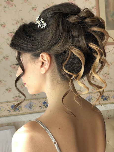 Acconciature sposa chignon alto