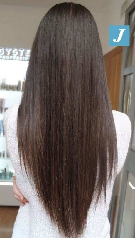 Taglio capelli lunghi a punta dietro