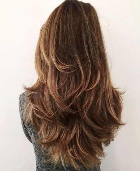 Taglio capelli lunghi scalati donna